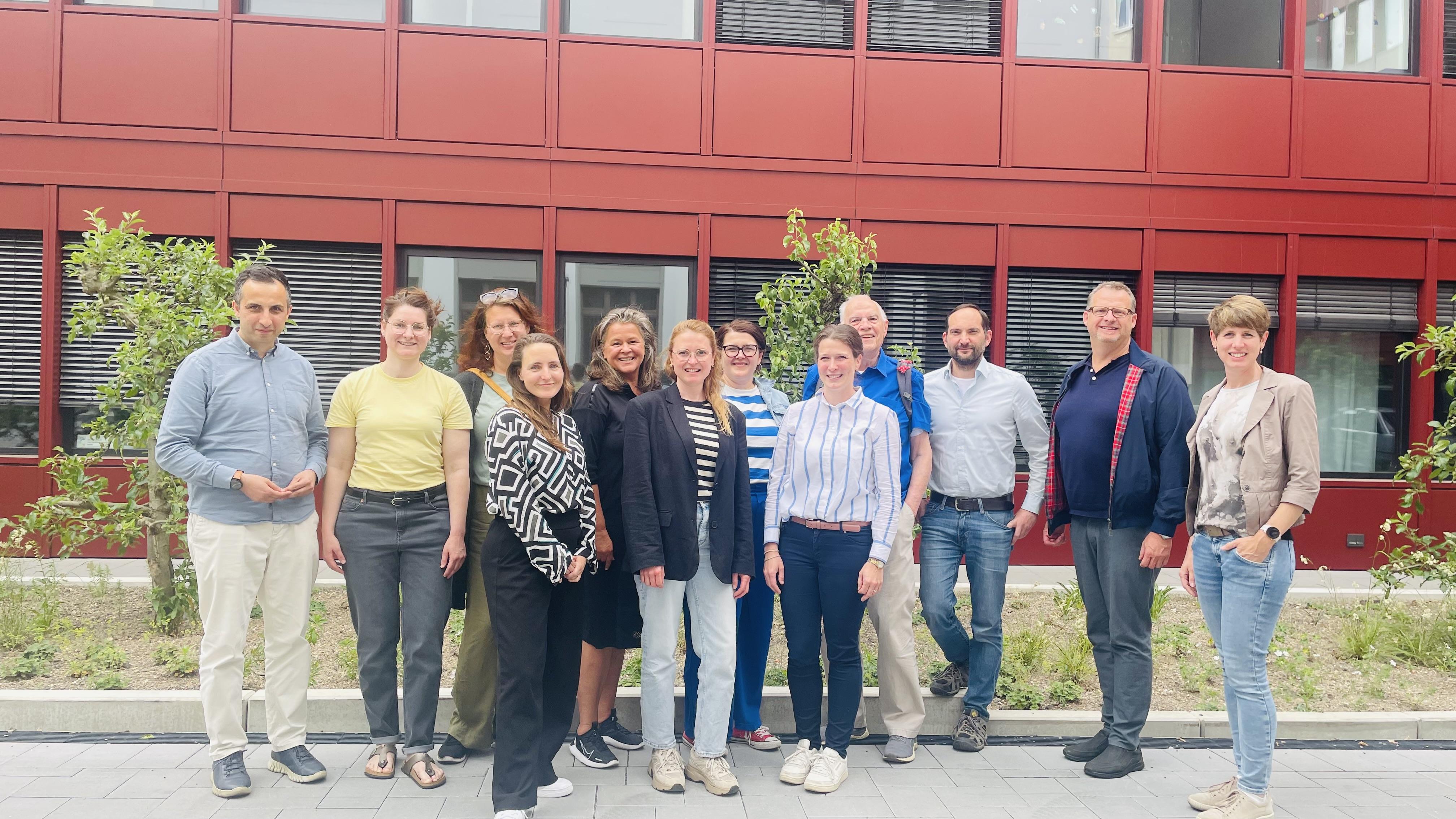 Gruppenbild der zwölf Teilnehmenden der Arbeitsgruppe Lebensphasen